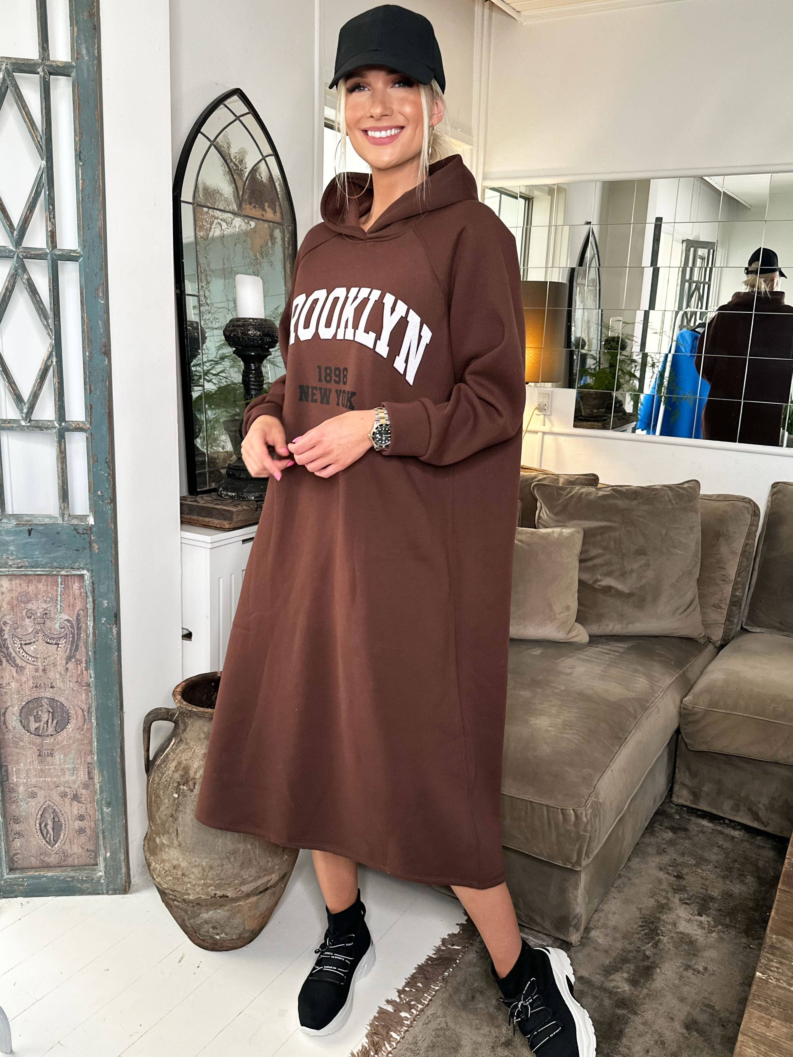 Angela - Lång hoodie-klänning i bomull med tryck på bröstet